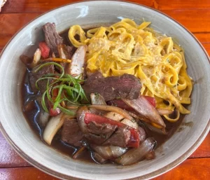 Tunki-Restaurante-Oxapampa-lomo-saltado-con-tallarin-3.webp